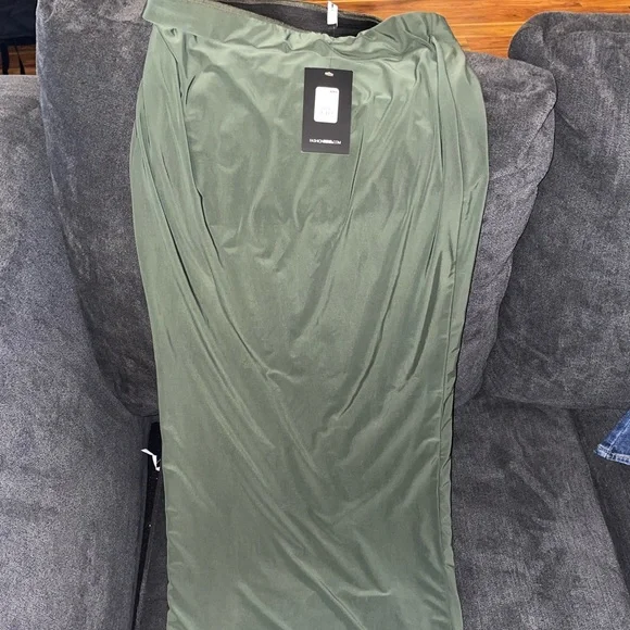 Brand new olive fashion nova long skirt.Tight at the bottom,super cute & stylish - Picture 1 of 3